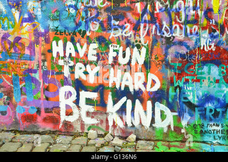 Haben Sie Spaß, anstrengen, Art Graffiti am John-Lennon-Mauer, Prag sein Stockfoto