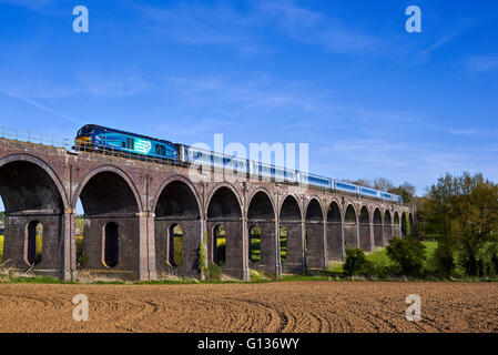 68009 Köpfe über Souldern Viadukt mit 1K 50 17:15 London Marylebone - Kidderminster am 4. Mai 2016. Stockfoto