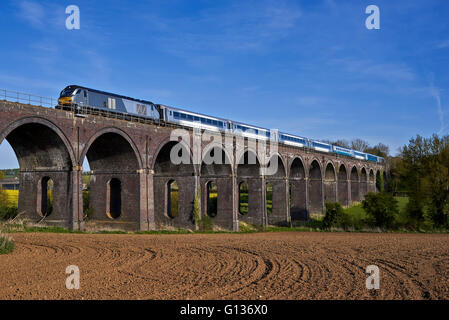 68014 leitet Souldern Viadukt über 1U50 17:21 London Marylebone, Banbury am 4. Mai 2016. Stockfoto