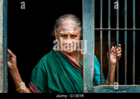 Inderin Blick durch einen vergitterten Eingang außerhalb der Kapaleeshwarar Tempel, Mylapore, Chennai, Tamil Nadu, Indien Stockfoto