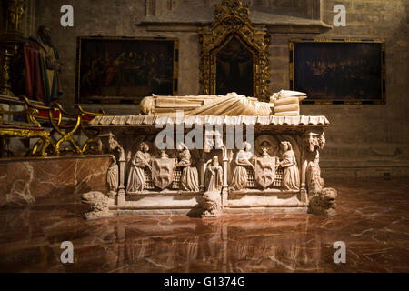 Grab von Kardinal Juan de Cervantes in The Cathedral of Saint Mary des Stuhls, Sevilla, Spanien Stockfoto