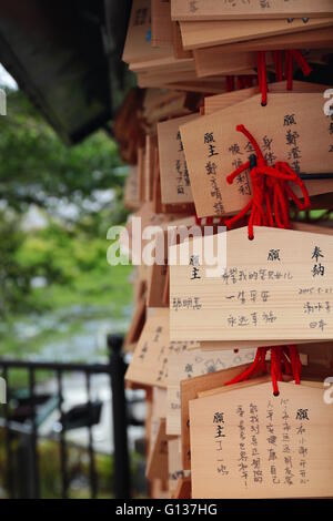 EMA, japanische Gebet Tabletten. Kleine hölzerne Plaketten auf die Gläubige Wünsche oder Gebete im Tempel, Kyoto, Japan schreiben Stockfoto