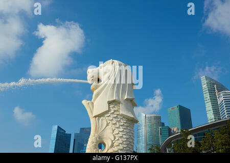 Der Merlion Brunnen mit dem Singapur Geschäftsviertel Skyline hinter sich. Stockfoto