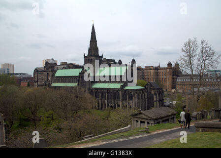 Kathedrale von Glasgow und Glasgow Royal Infirmary aus Nekropole, Stadt der Toten Friedhof, historische Druide Zentrum Glasgow UK Stockfoto