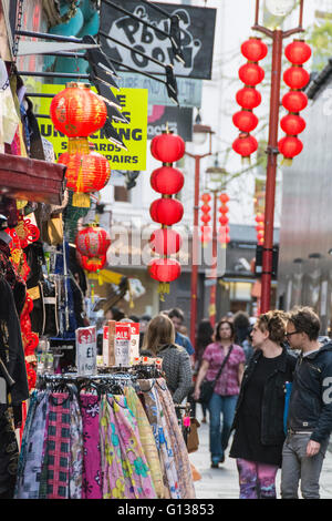 Shopper gehen Sie ein buntes Newport Gericht in Londons Chinatown Stockfoto