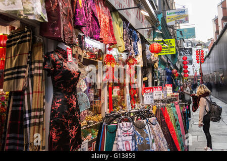 Shopper gehen Sie ein buntes Newport Gericht in Londons Chinatown Stockfoto