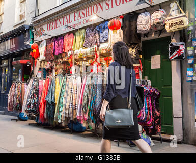 Shopper gehen Sie ein buntes Newport Gericht in Londons Chinatown Stockfoto