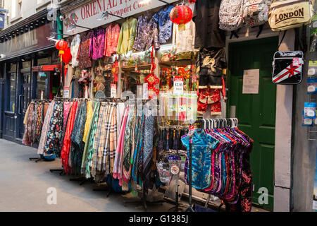 Shopper gehen Sie ein buntes Newport Gericht in Londons Chinatown Stockfoto