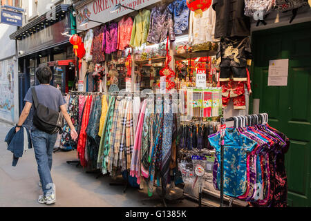 Shopper gehen Sie ein buntes Newport Gericht in Londons Chinatown Stockfoto