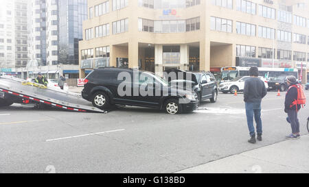 London Ontario, Kanada - 3. Mai 2016: zwei zerstörten Fahrzeug-Unfall bei einem Crash mitten auf der Straße als redaktionell Stockfoto