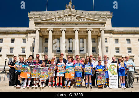 Antrim Camogie Team Hilfe Sinn Féin Launche 2011 Poc Ar ein Cnoc am Parlamentsgebäude Stormont Stockfoto