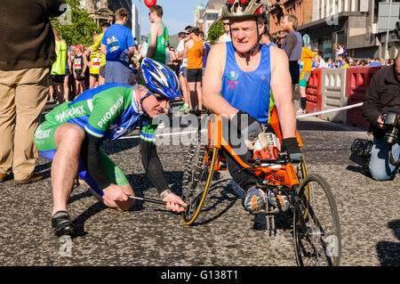 Belfast, Nordirland. 02 Mai 2011 - Rollstuhl-Athleten bereiten Sie ihre Ausrüstung und überprüfen der Reifendruck vor dem 30. jährlichen Belfast City-Marathon. Stockfoto