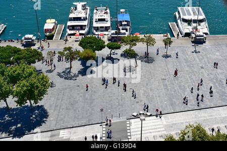 Der Hafen von Barcelona. Pier Las Golondrinas. Blick vom Aussichtspunkt des Kolumbus-Denkmal. Barcelona, Katalonien, Spanien, Europa Stockfoto