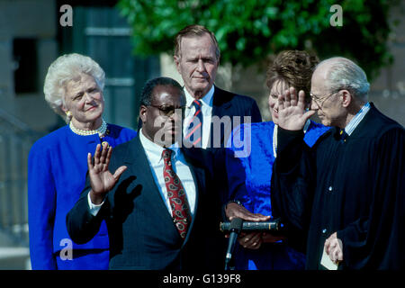 Washington, DC, USA. 18. Oktober 1991 ist Richter Clarence Thomas als Associate Justice von SCOTUS Credit: Mark Reinstien vereidigt Stockfoto