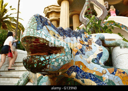 Gaudís bunten Mosaik Salamander, im Volksmund bekannt als "el Drac" - der Drache, Barcelona Stockfoto