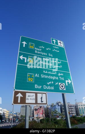 Melden Sie sich an englischer und arabischer Sprache zeigen, geben Richtungsinformationen für Autofahrer, Deira, Dubai, Vereinigte Arabische Emirate Stockfoto