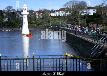 Die Promenade und Robert Scott Memorial Leuchtturm, Roath Park, Cardiff, UK Stockfoto