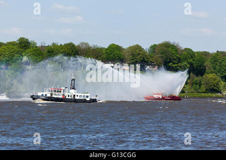 Löschboot an der Elbe bei der Abreise-Parade der 827th Hamburger Hafengeburtstag, alte Lotsenboot vor Spritzwasser Stockfoto