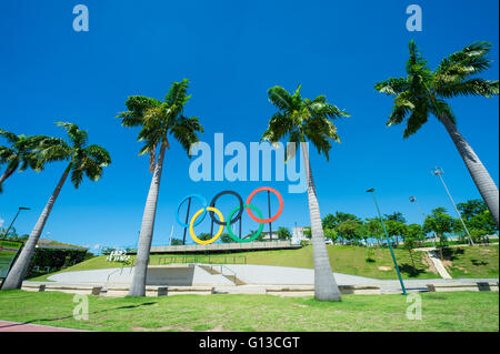 RIO DE JANEIRO - 18. März 2016: Olympische Ringe stehen unter Palmen im Park Parque Madureira in Zona Norte. Stockfoto
