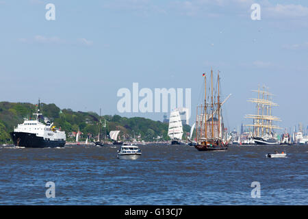 Historische Schiffe und Boote auf der Elbe bei Abreise Parade der 827th Hamburger Hafengeburtstag, aka "Hafengeburtstag" Stockfoto