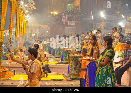 Ganga Aarti und Dev Deepavali feiern, Dashashwamedh Ghat, Varanasi, Uttar Pradesh, Indien Stockfoto