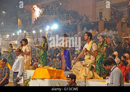 Ganga Aarti und Dev Deepavali feiern, Dashashwamedh Ghat, Varanasi, Uttar Pradesh, Indien Stockfoto