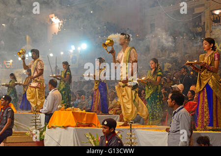 Ganga Aarti und Dev Deepavali feiern, Dashashwamedh Ghat, Varanasi, Uttar Pradesh, Indien Stockfoto