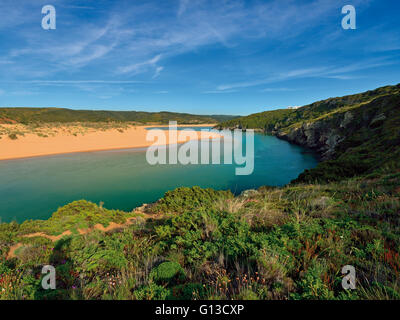 Portugal, Algarve: Blick auf den Fluss, der durch Strand Praia da Amoreira Stockfoto