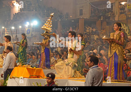 Ganga Aarti und Dev Deepavali feiern, Dashashwamedh Ghat, Varanasi, Uttar Pradesh, Indien Stockfoto