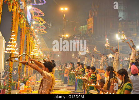 Ganga Aarti und Dev Deepavali feiern, Dashashwamedh Ghat, Varanasi, Uttar Pradesh, Indien Stockfoto