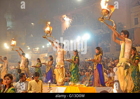 Ganga Aarti und Dev Deepavali feiern, Dashashwamedh Ghat, Varanasi, Uttar Pradesh, Indien Stockfoto