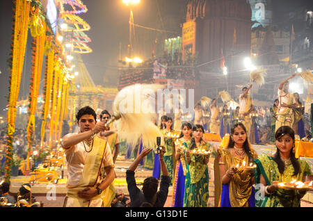 Ganga Aarti und Dev Deepavali feiern, Dashashwamedh Ghat, Varanasi, Uttar Pradesh, Indien Stockfoto