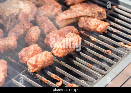 Traditionelle rumänische Grill mit Schweinefleisch Fleisch Brötchen (Mici oder Mititei) Stockfoto