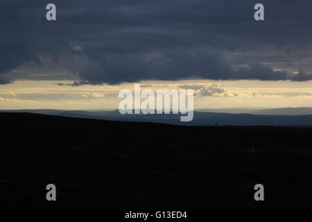 Verschiedene Schattierungen von blau und Cloud Formationen von einem schwedischen Berg gesehen. Stockfoto