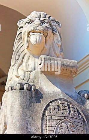 Symbol, Wahrzeichen der Stadt Lemberg, Ukraine. Marmor Skulptur - ein Löwe in der Nähe des Rathauses in Lemberg, Ukraine Stockfoto