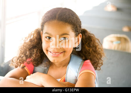 Serie mit Alter Grundschüler und einen Schulbus. Stockfoto