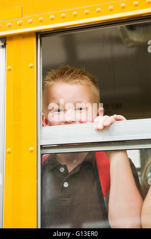 Serie mit Alter Grundschüler und einen Schulbus. Stockfoto