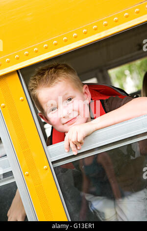 Serie mit Alter Grundschüler und einen Schulbus. Stockfoto