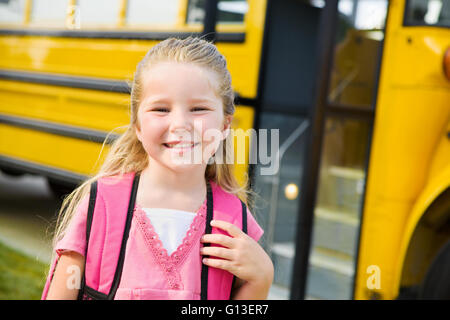 Serie mit Alter Grundschüler und einen Schulbus. Stockfoto