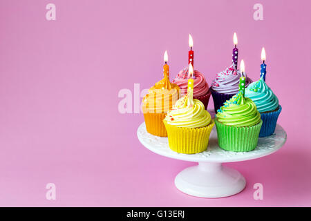 Geburtstag Cupcakes auf eine Kuchenplatte Stockfoto