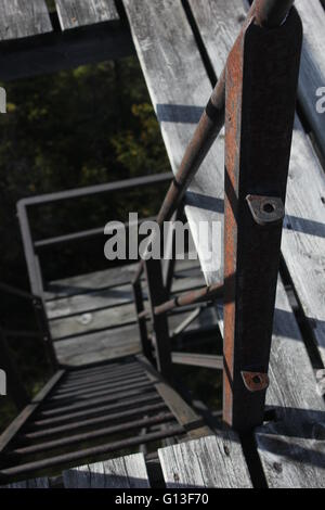 Blick hinunter auf steilen und rostige Leiter Schritte. Stockfoto