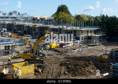 Baustelle der neuen Häuser in London England. Arbeitnehmer, die auf den Bau von Häusern und niedrige Leibhöhe Apartments/Wohnungen Stockfoto