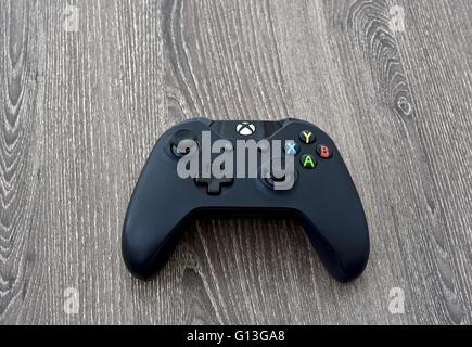 Eine Xbox One Controller auf eine Holzoberfläche Stockfoto