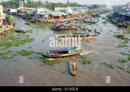 SOC TRANG, Vietnam, überfüllten Atmosphäre auf Nga Nam schwimmenden Markt, Handel Aktivität am Bauernmarkt des Mekong-Delta, Vietnam Stockfoto