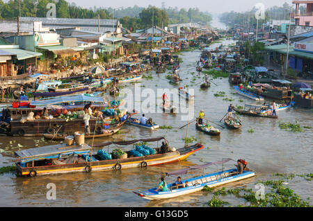 SOC TRANG, überfüllten Atmosphäre auf Nga Nam schwimmenden Markt, Ruderboot am Fluss, Handel Aktivität am Bauernmarkt des Mekong-Deltas Stockfoto