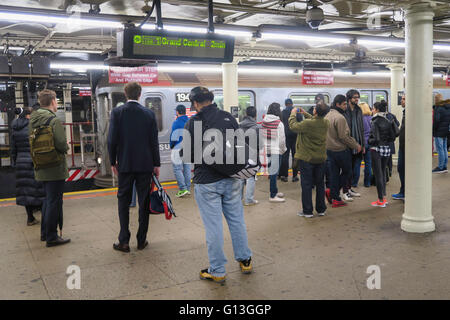 U-Bahn-Plattform an der 42nd Street Shuttle Station, NYC Stockfoto