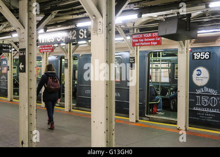 U-Bahn-Plattform an der 42nd Street Shuttle Station, NYC Stockfoto