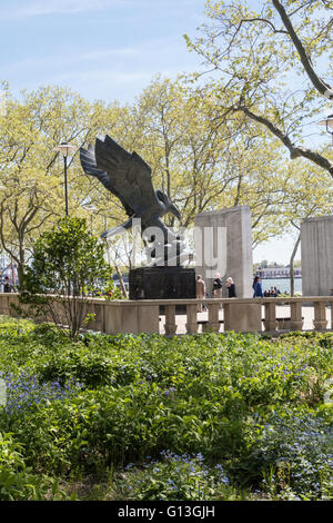 Bronze Adler und Kranz Statue, East Coast War Memorial, Battery Park, New York Stockfoto