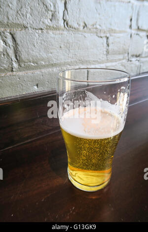 Halb verbrauchten Pint Glas Bier an der Bar, USA Stockfoto