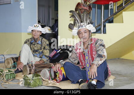 Sarawak stammende Senior Orang Ulu musikalische in traditioneller Tracht. Orang Ulu sind die indigenen Gruppen in Sarawak, Malaysia gefunden. Stockfoto